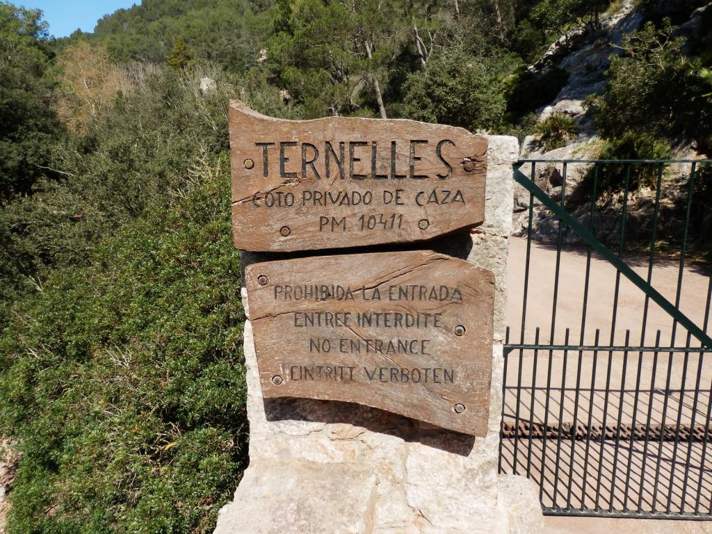 Cartel de entrada a la finca Ternelles, indicando que es propiedad privada de caza y que se prohíbe la entrada.