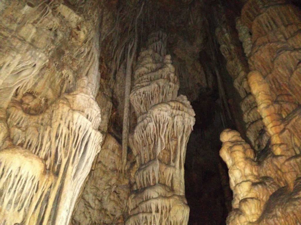 Interior de la Cova Tancada del Cap de Menorca, mostrando formaciones de estalactitas y estalagmitas en una cueva kárstica.