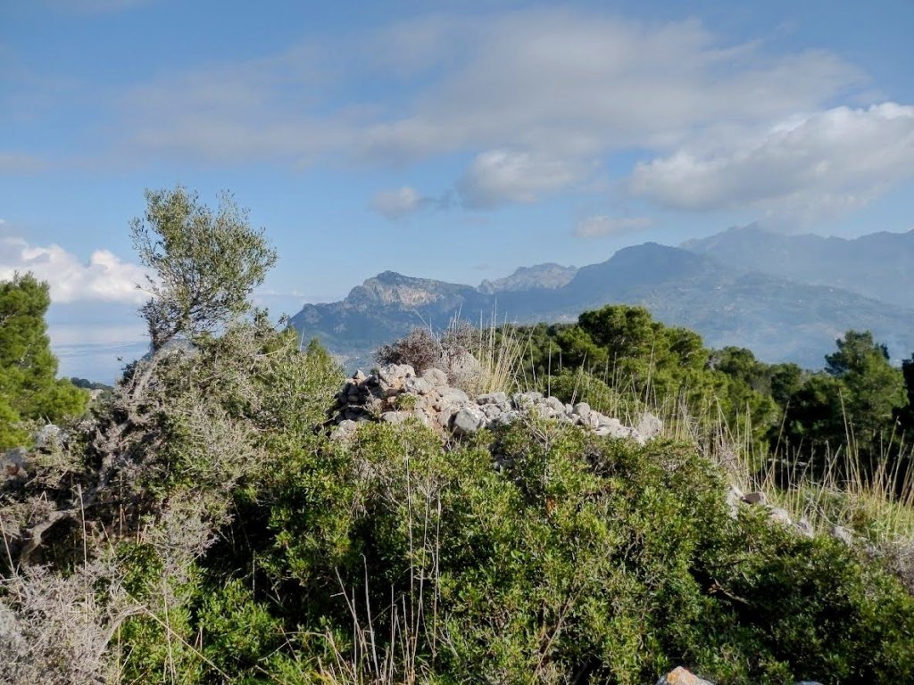 Vista panorámica desde las ruinas de la Ermita del Pare Catany-La Muleta, mostrando montañas y vegetación típica de la zona.