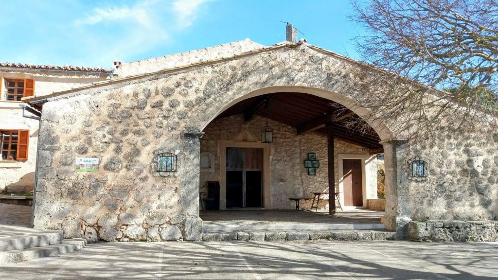 Vista de la Ermita de la Madre de Deu del Refugi, ubicada en un entorno natural, en la ruta hacia el Castell de Alaró.
