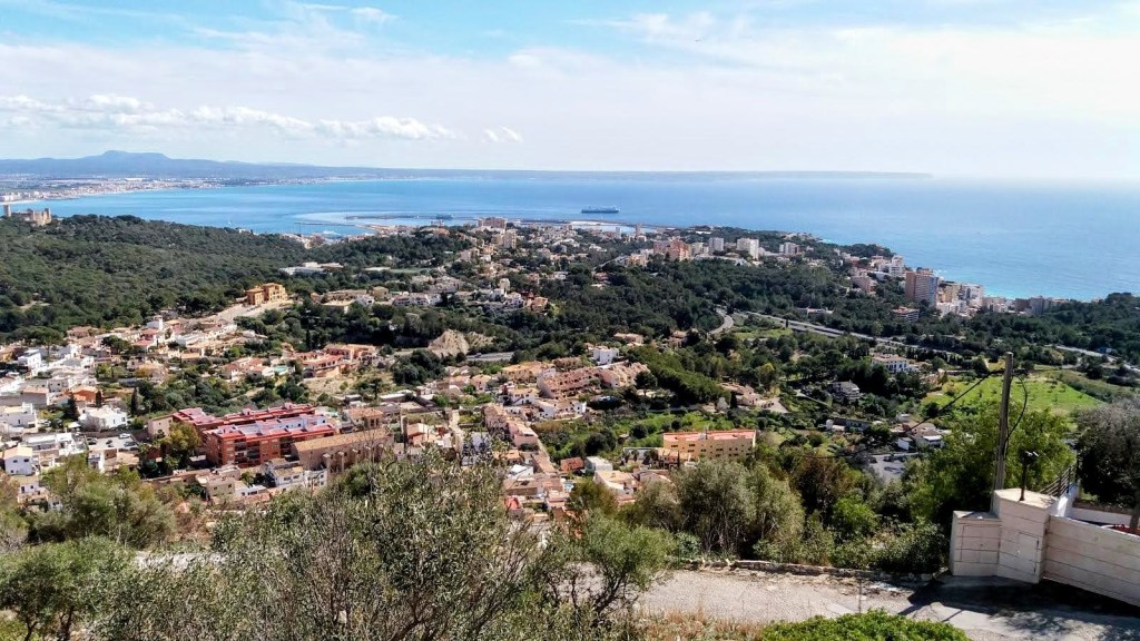 Vista panorámica de la Bahía de Palma desde el Mirador, mostrando la costa, urbanizaciones y el mar en un día despejado.