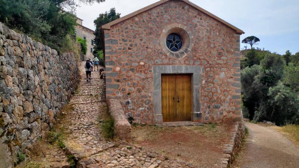 Camino empedrado que conduce a la Capilla de Castelló.