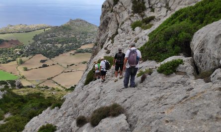 Descendiendo al Valle d'Ariant desde el Puig Gros de Ternelles