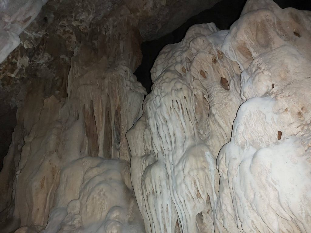 Estamos en el interior de la cueva de Son Vila del Puig de Son Vila en Mallorca
