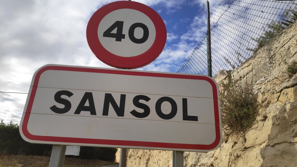 Señal de tráfico indicando la entrada al municipio de Sansol, España, con límite de velocidad de 40 km/h.