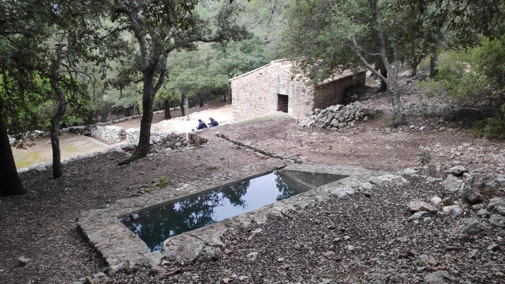 Vista del área cercana a la Font de s'Ermita, con un pequeño depósito de agua yla Ermita de Son Amer.