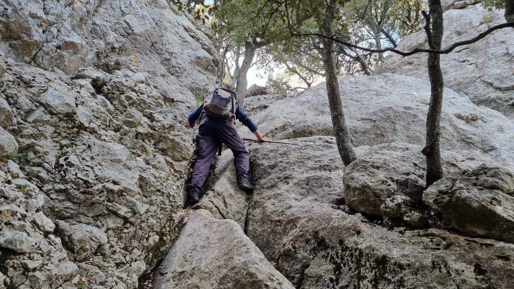 Una persona escalando por el Pas de n’Alou