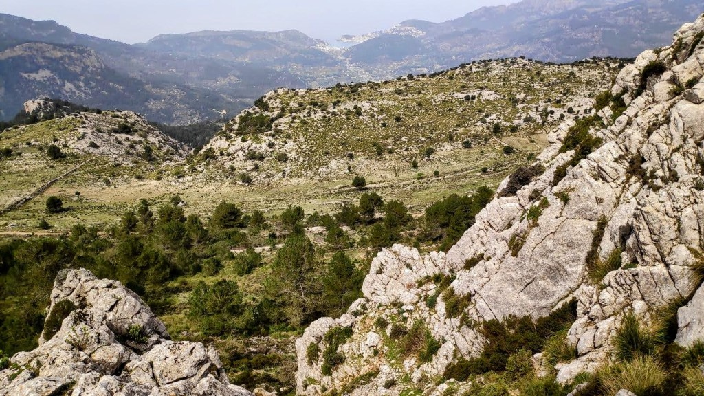 Vista panorámica de la Sierra de Alfàbia, mostrando rocas y paisaje montañoso con vegetación abundante en la vertiente norte.
