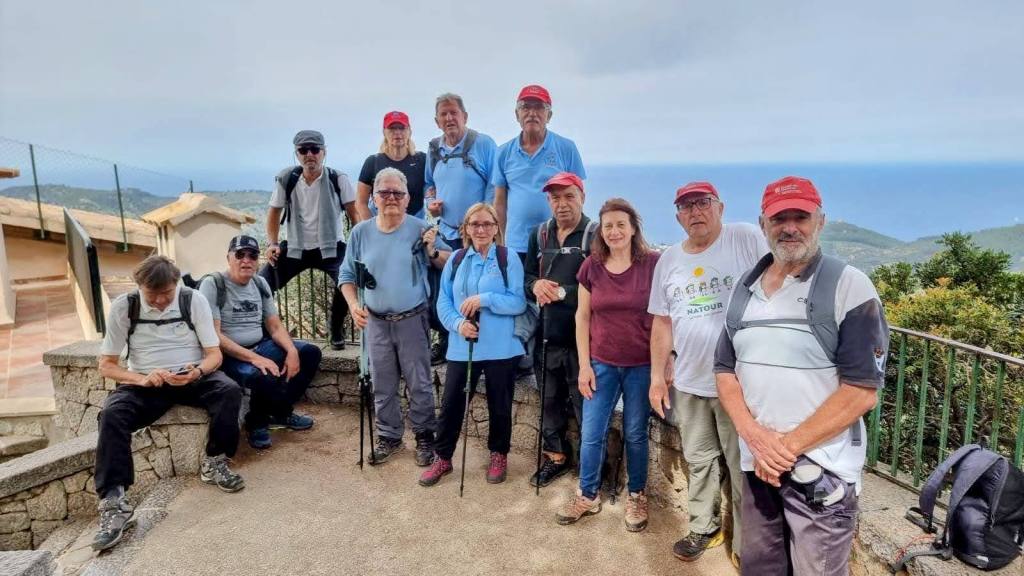 Mirador de les Barques desde el Puerto de Sóller - Caminando por Mallorca Grupo de excursionistas en el Mirador de ses Barques, disfrutando de vistas panorámicas del Puerto de Sóller y la Serra Tramuntana.