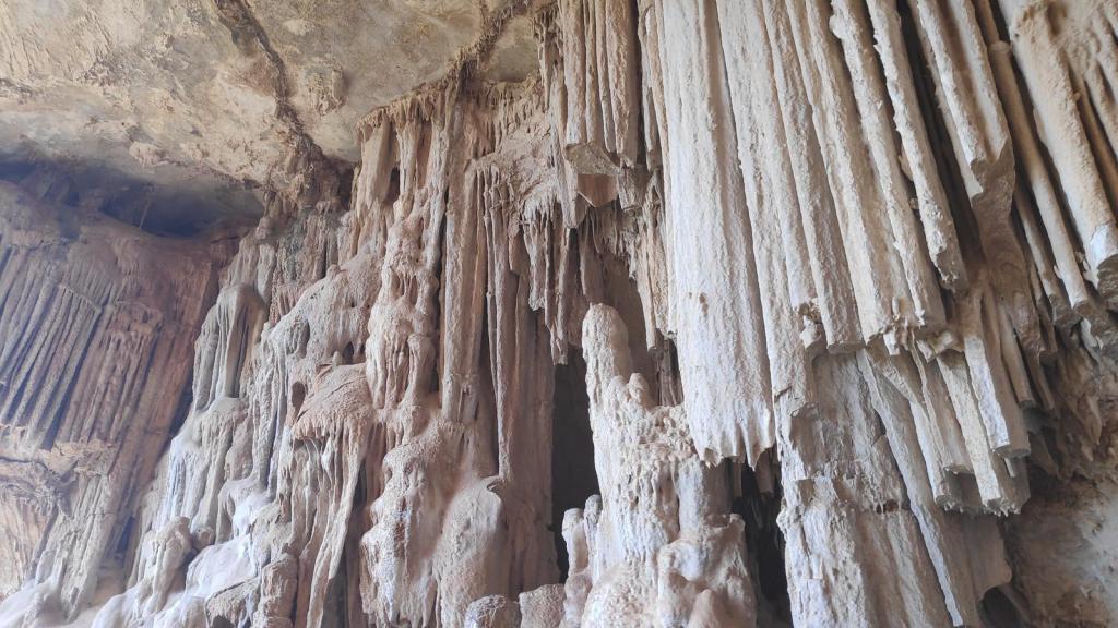 Formaciones de estalactitas y estalagmitas en la Cueva de Mármol, mostrando estructuras kársticas de gran belleza.