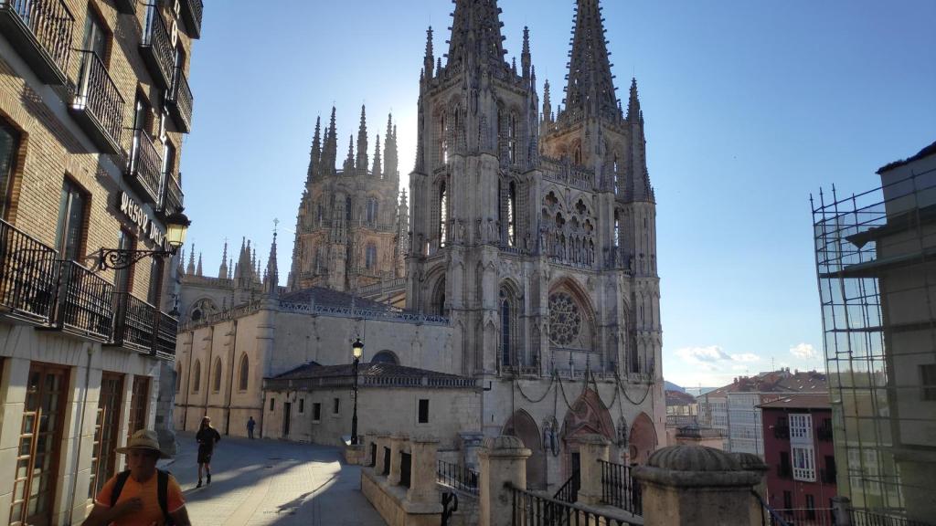 Vista de la catedral de Burgos al atardecer, mostrando su arquitectura gótica y detalles de las calles circundantes.