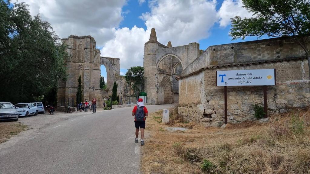 Etapa 14:Hornillos del Camino-Castrojeriz - Caminando por Mallorca Ruinas del Convento de San Antón del siglo XIV, con un caminante de espaldas y un cartel informativo en primer plano.