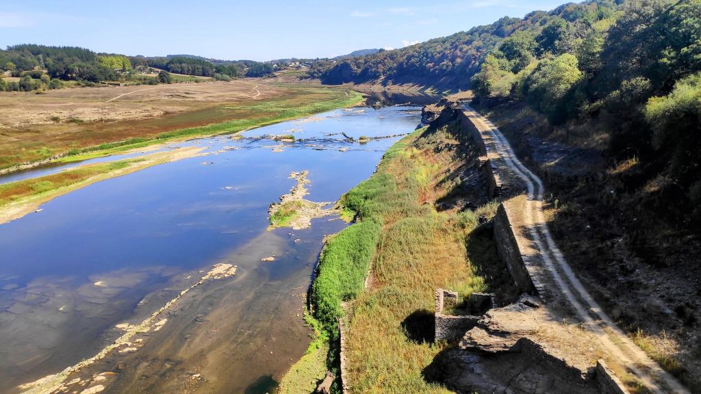 Vista panorámica del río Miño y su cauce seco, rodeado de vegetación y caminos rurales en la ruta del Camino de Santiago, etapa Sarria-Portomarín.