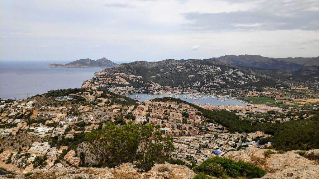 Panorámica desde la cima de Sa Talaia del Port de Andratx, mostrando el puerto, la costa y las montañas circundantes.