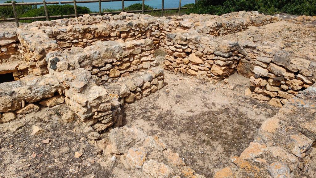 Restos de las Barracas de los Prisioneros Napoleónicos en la isla de Cabrera, con estructuras de piedra visibles y el mar al fondo.