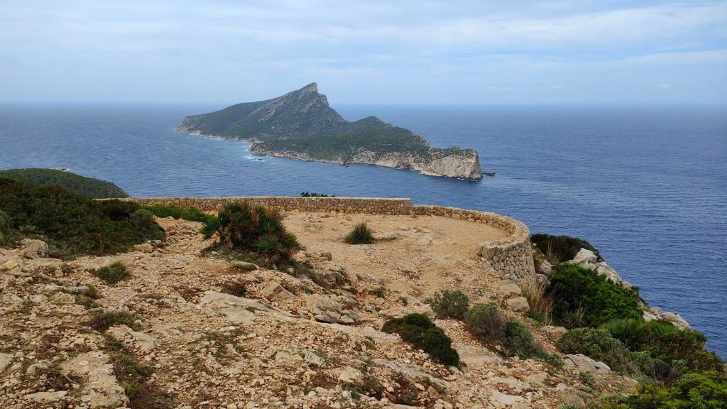 Panorámica de la isla Dragonera desde un mirador en la ruta 'La Trapa desde Sant Elm', con vistas al mar y acantilados cercanos.