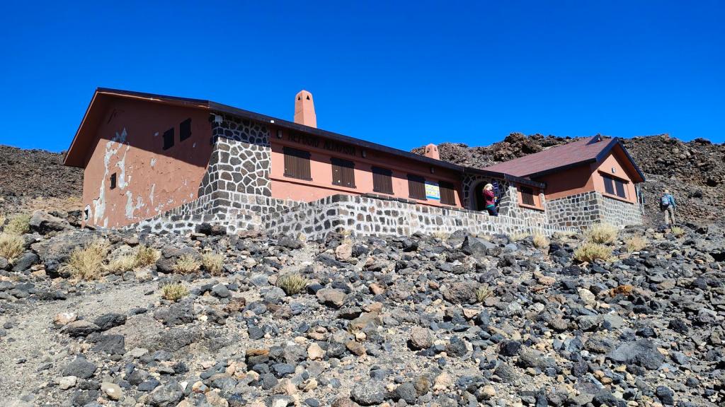 Vista del Refugio de Altavista en el Parque Nacional del Teide, rodeado de rocas volcánicas y un cielo despejado.