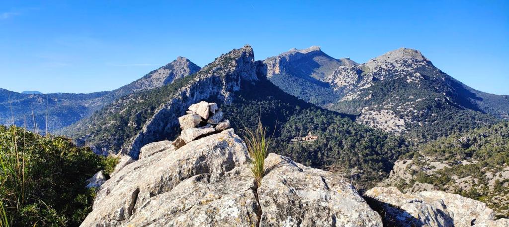 Vista panorámica desde la cima del Puig des Castellot, mostrando montañas y vegetación en un día despejado.