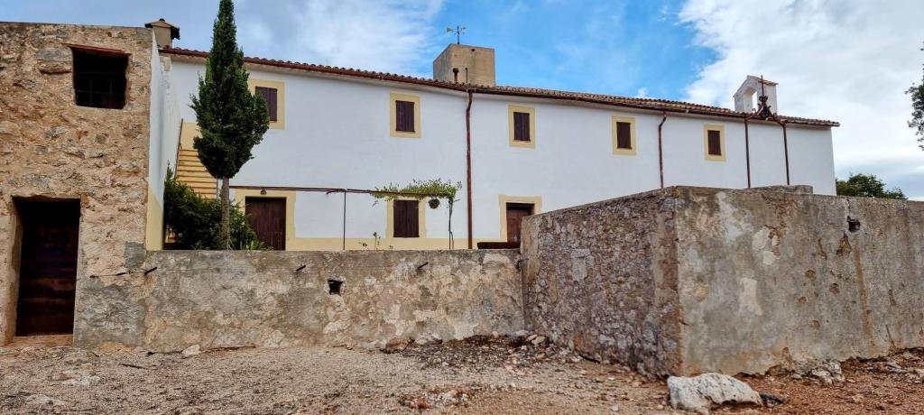 Ermita de Maristel-la, rodeada de árboles, en un entorno natural