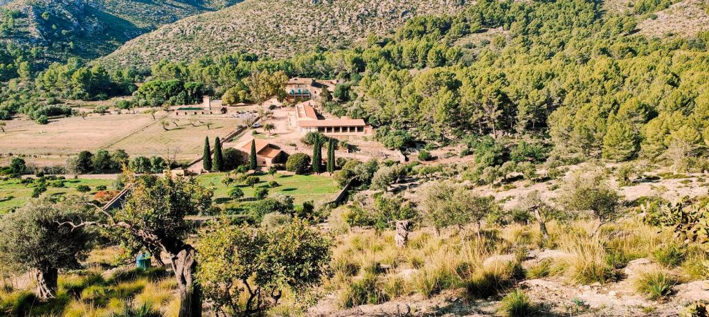 Vista panorámica de la finca pública de Galatzó, mostrando edificaciones y vegetación, con montañas de fondo.