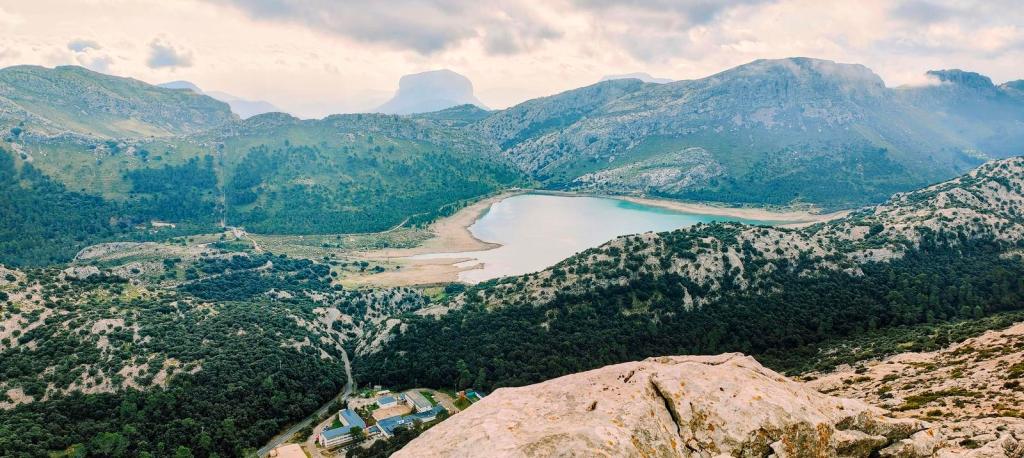 Vista panorámica desde la cima del Penyal des Migdia, mostrando el embalse de Cúber y las montañas circundantes de la Serra de Tramuntana.