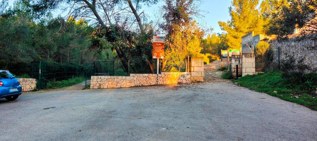 Entrada al inicio de la ruta 'Serra de Son Marill desde la Vileta', con una señalización visible y un coche estacionado en el aparcamiento.