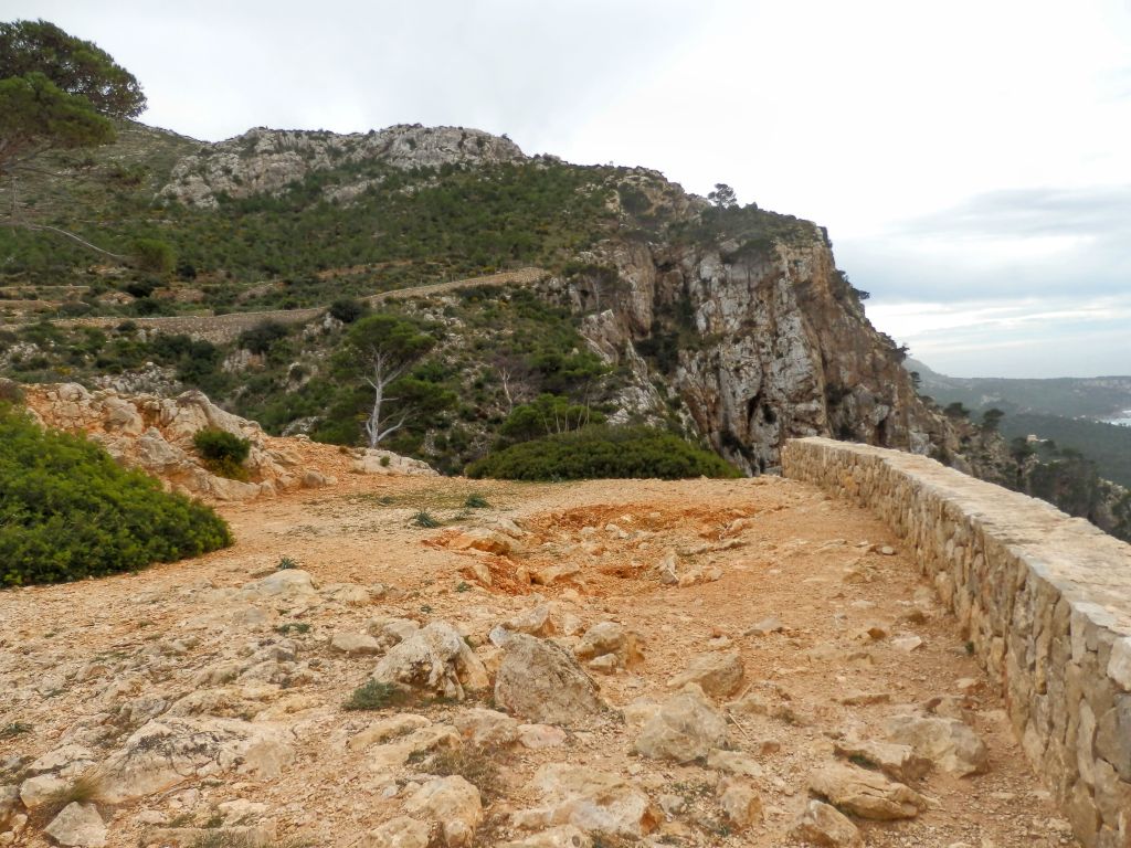 Vista panorámica del área rocosa cerca del mirador de La Trapa, con vegetación y murallas de piedra en el paisaje montañoso.