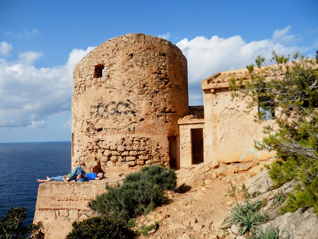 PUIG D’EN FARINETA Y TORRE DE LA CALA EN BASSET desde el Cementerio de&nbsp;s’Arracó