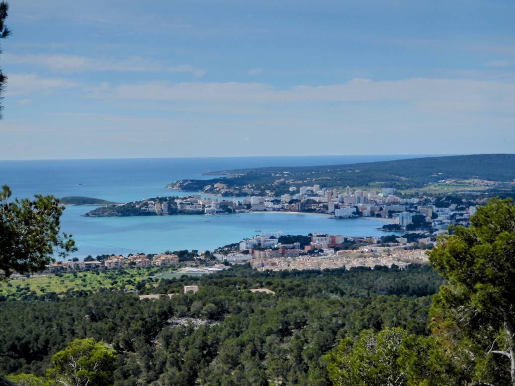 Vista panorámica del área costera alrededor de Calviá, incluyendo edificios, playas y mar, desde un mirador en las montañas.