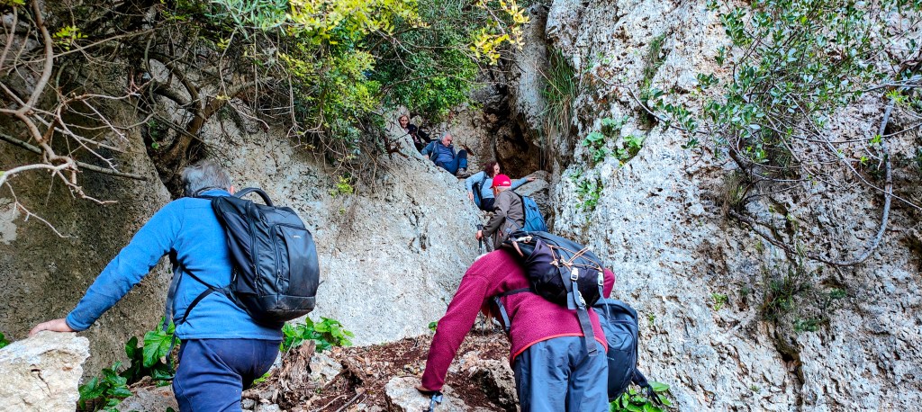 Grupo de personas escalando una roca en Pas de Can Fil .