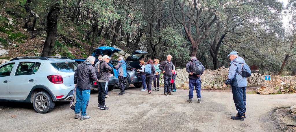 Grupo de personas preparándose para una caminata en s’Estret de Valldemossa.