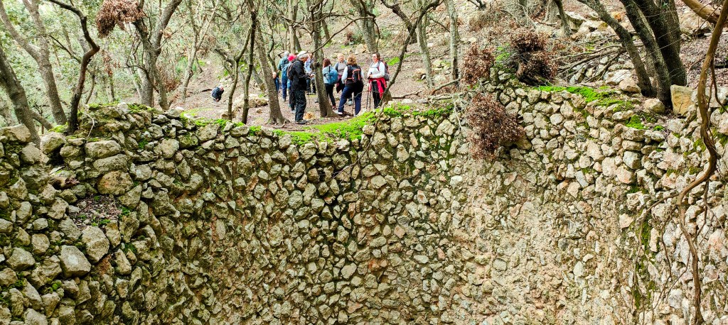 Grupo de personas explorando la Casa de Neu dels Cartoixos
